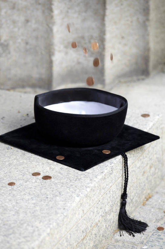 无人,学生,竖图,室外,特写,白天,正面,钱,美元,静物,许多,钱币,很多,美金,金融,流苏,经济,学士帽,毕业,下降,美圆,降落,流通,贸易,垂布,学士袍,降低,下跌,下落,货币,现金,硬币,彩图