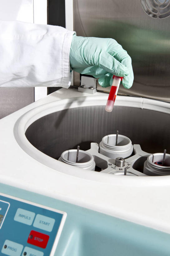 西方人,手,一个人,科学家,竖图,俯视,室内,特写,白天,安全,机器,实验,仪器,杯子,欧洲,欧洲人,仅一个男性,仅一个人,握,服装,研究,透明,分析,化学,测试,试管,实验室,研究室,防护,拿,拿着,玻璃制品,仅一个年轻男性,衣服,红色,绿色,白色,玻璃瓶,瓶子,手套,手部,机械,器皿,血液,握着,服饰,保护,单手,衣着,科研人员,白大褂,穿着,保险,研究者,计量,试验室,离心机,实验服,科学研究者,玻璃仪器,试验耗材,实验用品,保全,周全,安稳,安定,防护手套,衣饰,离心分离机,平安,男人,男性,年轻男性,白种人,科学工作者,玻璃杯,半身,彩图,高角度拍摄,实验衣