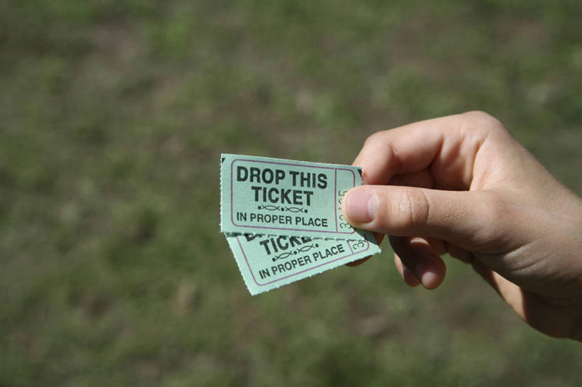 西方人,儿童,手,一个人,横图,俯视,室外,特写,白天,纯洁,草地,草坪,植物,欧洲,欧洲人,仅一个女性,仅一个人,握,阴影,光线,英文,标志,文字,影子,字符,字母,拿,拿着,标识,草,小孩,绿色,阳光,仅一个小孩,手部,可爱,童年,童趣,握着,英文字母,单手,童真,烂漫,无邪,天真,女孩,女人,女性,白种人,孩子,半身,彩图,高角度拍摄,门票,女生