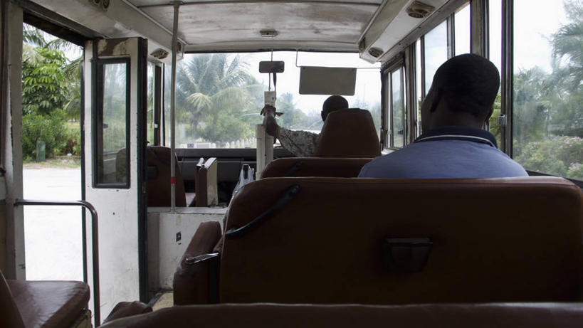 西方人,两个人,司机,坐,横图,室内,白天,安全,植物,窗户,镜子,公共汽车,椅子,欧洲,欧洲人,乘客,服装,反射,巴士,公交车,休闲装,玻璃窗,车,树,树木,背面,衣服,绿色,自然,车窗,交通工具,驾驶,行驶,休闲,休闲服,服饰,后视镜,生长,成长,操纵,镜像,控制,生命,镜面,载具,操控,光学,侧视镜,把持,搭客,男人,男性,年轻男性,白种人,驾驶员,坐着,半身,彩图