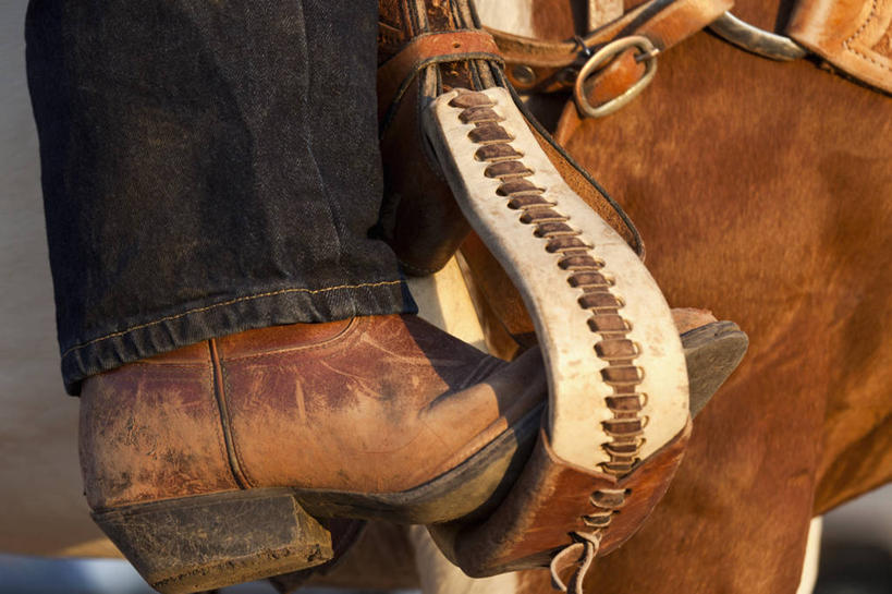西方人,一个人,横图,室外,特写,白天,侧面,马,野生动物,鞋子,金属制品,欧洲,欧洲人,仅一个男性,仅一个人,阴影,裤子,朦胧,模糊,光线,金属,影子,牛仔裤,靴子,踩,一匹,仅一个年轻男性,阳光,动物,踩着,运输,牲畜,牛仔靴,马具,马镫,男人,男性,年轻男性,白种人,半身,彩图