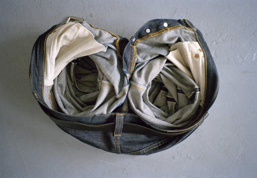 无人,横图,俯视,室内,特写,白天,静物,纺织品,一条,阴影,灰色背景,棉布,裤子,反射,布,影子,牛仔布,织物,牛仔裤,摄影,影棚,布匹,彩图,高角度拍摄,影棚拍摄,拍摄,裂帛