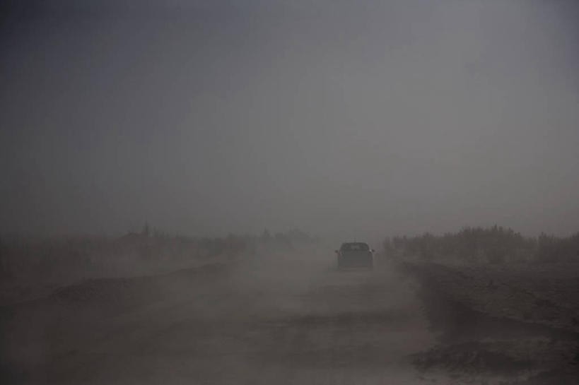 无人,横图,室外,白天,正面,旅游,度假,美景,沙漠,雾,道路,路,汽车,智利,朦胧,模糊,景观,泥土,土壤,乌云,云,阴天,云朵,小路,交通,云彩,娱乐,车,天空,自然,交通工具,轿车,天,享受,休闲,景色,南美,放松,迷雾,南美洲,昏暗,阴沉,拉丁美洲,自然风光,载具,美洲,亚美利加洲,南亚美利加洲,智利共和国,阿塔卡马沙漠,大漠,砂漠,大雾,彩图