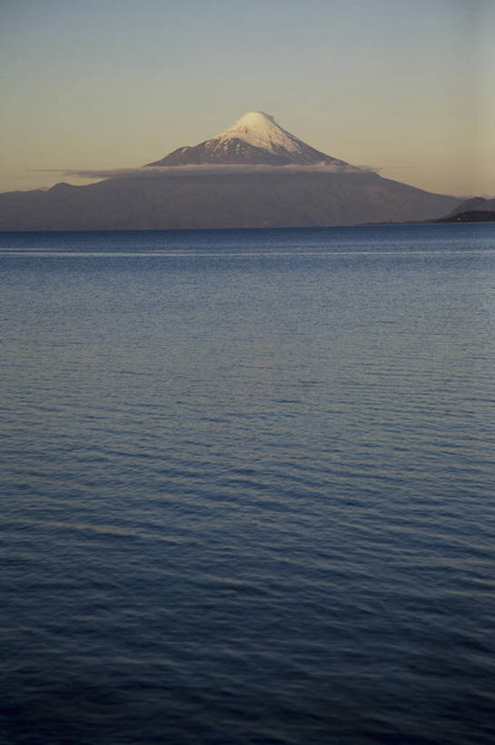 无人,竖图,室外,白天,正面,旅游,度假,海浪,海洋,火山,石头,美景,日落,山,雪,雪山,大雪,智利,阴影,光线,石子,影子,冰,积雪,景观,浪花,山顶,山峰,晚霞,霞光,雪景,冬季,冬天,落日,山峦,娱乐,阳光,自然,海水,黄昏,享受,休闲,景色,彩霞,南美,放松,寒冷,冰冷,南美洲,拉丁美洲,自然风光,美洲,海景,沉积岩,亚美利加洲,严寒,南亚美利加洲,智利共和国,冰凉,酷寒,凛冽,凛凛,极冷,颠峰,极峰,夕照,薄暮,水成岩,奥索尔诺火山,大海,风浪,海,海水的波动,活火山,近岸浪,石块,岩石,涌浪,夕阳,彩图,傍晚,斜阳