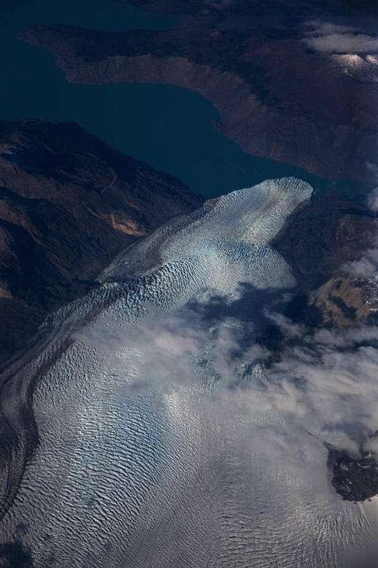 无人,公园,竖图,俯视,航拍,室外,白天,旅游,度假,冰山,海浪,海洋,石头,美景,山,智利,阴影,光线,石子,影子,冰,景观,浪花,山顶,山峰,山峦,娱乐,冰川,阳光,自然,海水,享受,休闲,景色,南美,放松,寒冷,冰冷,南美洲,国家公园,拉丁美洲,鸟瞰,自然风光,美洲,冰河,海景,沉积岩,亚美利加洲,严寒,南亚美利加洲,智利共和国,冰凉,酷寒,凛冽,凛凛,极冷,巴塔哥尼亚高原,巴塔哥尼亚,托雷斯德尔佩恩国家公园,颠峰,极峰,智利百内国家公园,水成岩,帕伊乃塔国家公园,托雷德裴恩国家公园,百内国家公园,麦哲伦.智利南极大区,大海,风浪,海,海水的波动,近岸浪,石块,岩石,涌浪,彩图,高角度拍摄