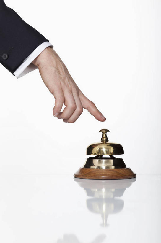 西方人,手,一个人,前台,服务员,竖图,室内,特写,白天,白色背景,侧面,衬衫,西装,桌子,欧洲,欧洲人,仅一个男性,仅一个人,仅一个中年男性,阴影,套装,正装,反射,影子,办公桌,职业装,铃,按,手部,服务台,服务,摄影,影棚,单手,呼唤,呼叫,服务铃,服侍,召唤,召集,男人,男性,中年男性,白种人,服务生,侍者,半身,彩图,影棚拍摄,衬衣,拍摄,帮助台,呼叫台