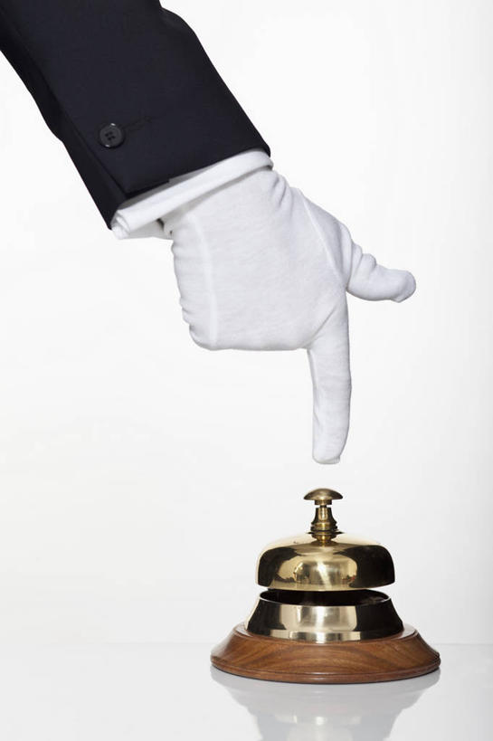 西方人,手,一个人,前台,服务员,竖图,室内,特写,白天,白色背景,正面,衬衫,西装,桌子,欧洲,欧洲人,仅一个男性,仅一个人,仅一个中年男性,阴影,套装,正装,反射,影子,办公桌,职业装,铃,白色,手套,按,手部,服务台,服务,摄影,影棚,单手,呼唤,呼叫,服务铃,服侍,召唤,召集,男人,男性,中年男性,白种人,服务生,侍者,半身,彩图,影棚拍摄,衬衣,拍摄,帮助台,呼叫台