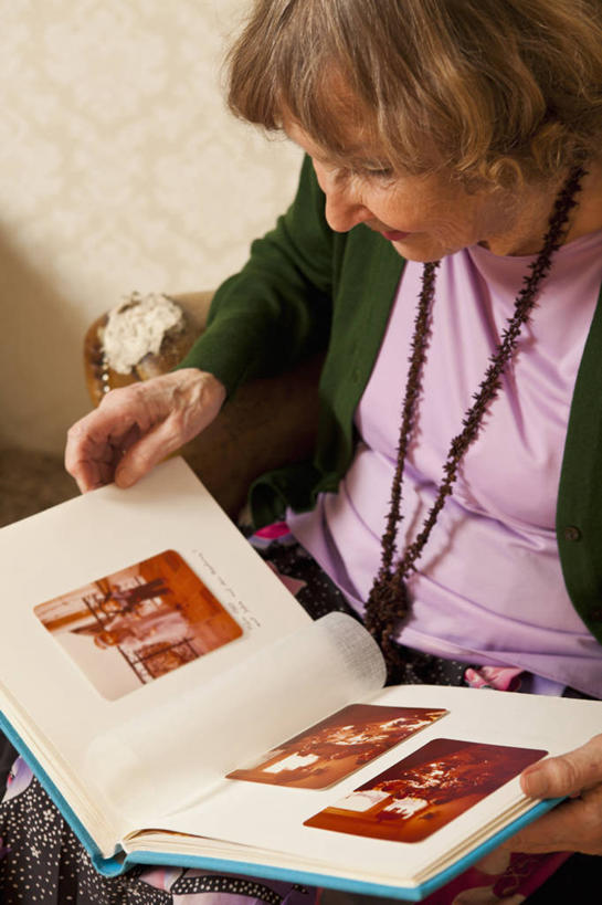 西方人,一个人,坐,竖图,俯视,照片,室内,白天,书籍,项链,欧洲,欧洲人,仅一个女性,仅一个人,握,服装,相册,拿,拿着,注视,休闲装,装饰品,衣服,饰品,首饰,观察,看,休闲,休闲服,握着,摄影,服饰,仅一个老年女性,影集,观看,察看,关注,老年女性,女人,女性,白种人,书,相片,坐着,半身,彩图,高角度拍摄,拍摄,照相,照片集,照片书