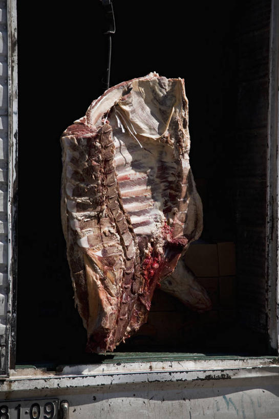 无人,商店,竖图,室外,特写,白天,正面,吊挂,悬挂,阴影,光线,影子,肉,牛肉,挂,商铺,肉类,阳光,肉食,市肆,商号,彩图,店铺