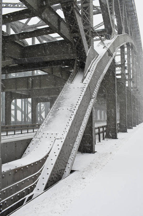 无人,竖图,室外,白天,正面,度假,美景,雪,大雪,城市风光,城市,大桥,立交桥,桥梁,瑞典,欧洲,积雪,景观,雪景,冬季,冬天,高架,斜拉桥,桥,娱乐,享受,休闲,景色,放松,寒冷,斯堪的纳维亚,北欧,斯堪的那维亚,斯堪的那维亚半岛,斯堪的纳维亚半岛,严寒,哥得兰岛,瑞典王国,彩图