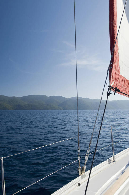 无人,栏杆,竖图,室外,白天,正面,旅游,度假,海浪,海洋,美景,船,法国,欧洲,一艘,阴影,光线,影子,景观,浪花,云,云朵,围栏,游艇,云彩,娱乐,护栏,蓝色,白云,蓝天,天空,阳光,自然,海水,交通工具,天,享受,休闲,景色,放松,晴朗,自然风光,载具,海景,法兰西共和国,法兰西第五共和国,留尼汪,留尼汪岛,大海,风浪,海,海水的波动,近岸浪,涌浪,晴空,彩图