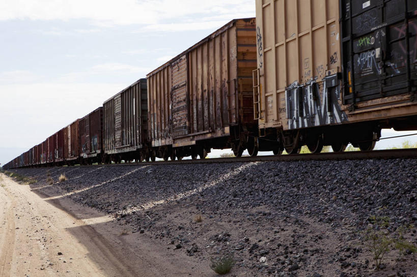 无人,横图,室外,白天,仰视,旅游,度假,石头,美景,路,铁路,火车,美国,一排,阴影,整齐,光线,石子,影子,景观,云,云朵,轨道,集装箱,交通,铁轨,云彩,娱乐,货柜,车,排列,蓝色,白云,蓝天,天空,阳光,自然,箱子,交通工具,天,享受,休闲,景色,放松,运输,晴朗,亚利桑那,北美,北美洲,队列,自然风光,载具,美洲,物流,亚利桑那州,大峡谷之州,北亚美利加洲,亚美利加洲,土桑,图森,皮马县,石块,岩石,晴空,彩图,低角度拍摄,县治,杜桑