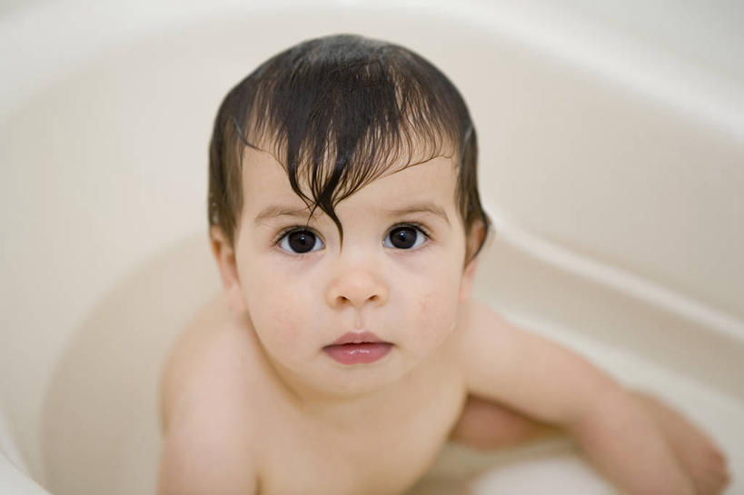 西方人,婴儿,儿童,一个人,坐,横图,俯视,室内,白天,白色背景,纯洁,安全,欧洲,欧洲人,仅一个人,防护,注视,裸露,小孩,容器,观察,看,浴盆,可爱,摄影,活泼,影棚,观看,储藏,保护,察看,储存,关注,宝宝,裸,澡盆,保险,纯真,烂漫,无邪,保全,周全,安稳,安定,伶俐,平安,天真,白种人,孩子,抬头,仰头,坐着,半身,彩图,高角度拍摄,影棚拍摄,拍摄,婴儿浴盆,贮存