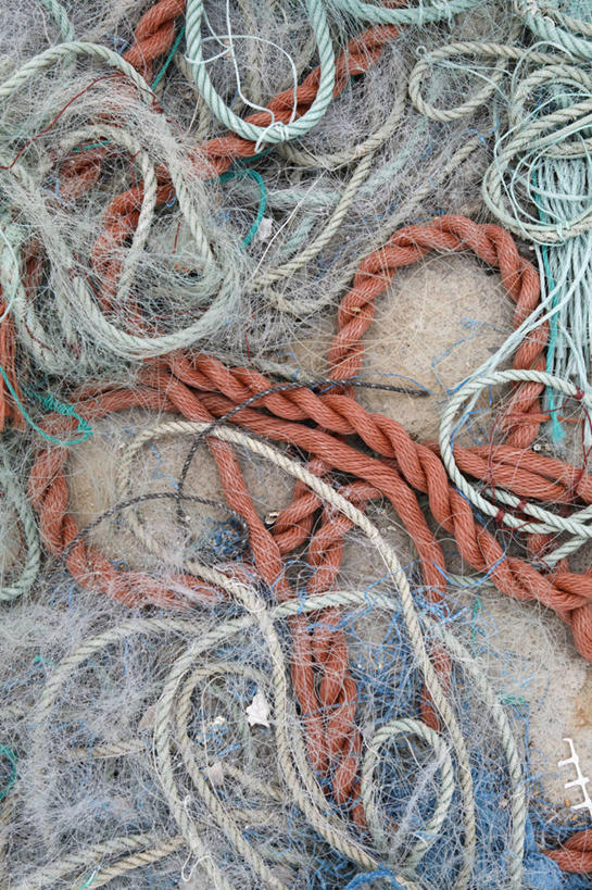 无人,竖图,俯视,室外,特写,白天,静物,一堆,堆叠,堆积,凌乱,绳子,渔网,堆,绳索,渔具,混乱,抓捕,捕捞,鱼网,拉网,捕捞工具,纷乱,缭乱,庞杂,彩图,高角度拍摄