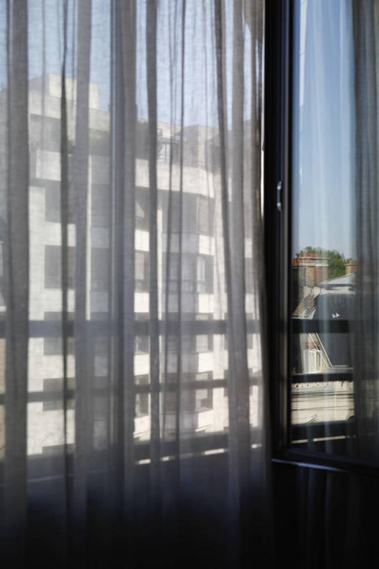 无人,家,栏杆,竖图,室内,白天,正面,度假,美景,窗户,窗帘,城市风光,城市,法国,欧洲,阴影,装饰,光线,影子,房屋,屋子,景观,公寓,围栏,娱乐,洋房,护栏,楼房,玻璃窗,住宅,蓝色,蓝天,天空,阳光,帘子,天,享受,休闲,遮阳,景色,放松,晴朗,华丽,修饰,点缀,万里无云,法兰西共和国,衬托,美观,雅致,雅观,法兰西第五共和国,香槟.阿登,香槟.阿登大区,马恩省,兰斯,晴空,晴空万里,彩图,房子