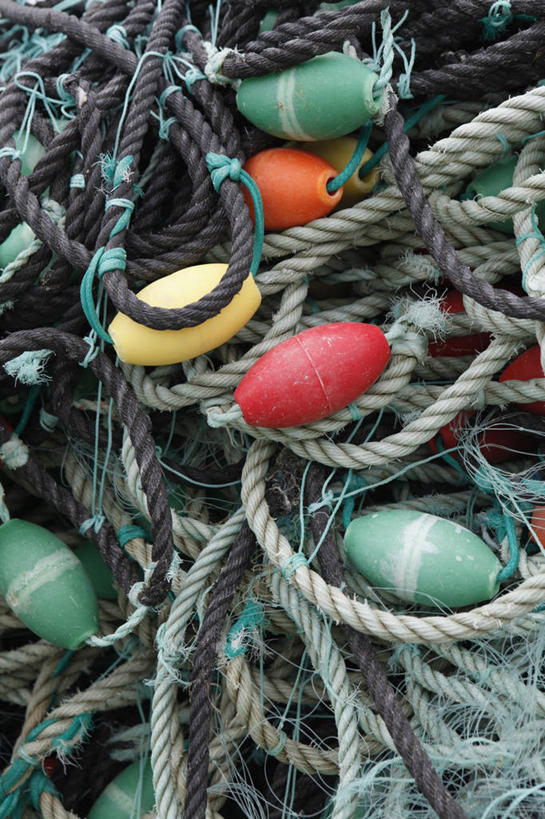 无人,竖图,俯视,室外,特写,白天,静物,一堆,许多,堆叠,堆积,标志,很多,标识,绳子,浮标,渔网,堆,绳索,渔具,抓捕,捕捞,鱼网,拉网,捕捞工具,航标,彩图,高角度拍摄,航行标志,助航标志