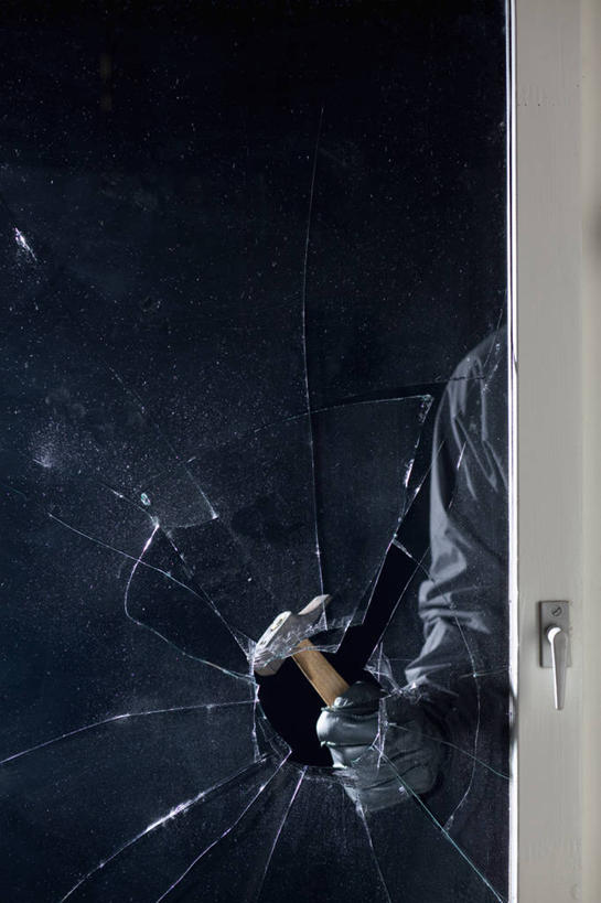 西方人,一个人,站,竖图,室内,夜晚,侧面,窗户,帽子,欧洲,欧洲人,仅一个男性,仅一个人,仅一个中年男性,敲打,握,服装,破碎,锤子,工具,榔头,拿,拿着,休闲装,玻璃窗,衣服,手套,站着,休闲,休闲服,握着,服饰,五金,犯罪,变形,犯法,紧固,破裂,矫正,塑形,盗窃,偷窃,摧毁,牢固,小偷,窃贼,盗贼,贼,偷盗,巴拉克拉法帽,男人,男性,中年男性,白种人,站立,半身,彩图