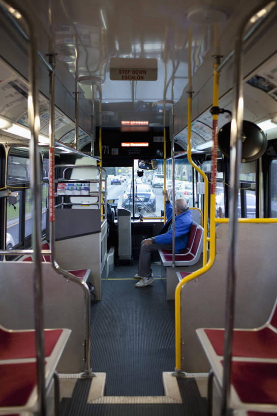 西方人,两个人,司机,坐,竖图,室内,白天,窗户,公共汽车,椅子,欧洲,欧洲人,一辆,服装,巴士,公交车,休闲装,玻璃窗,车,背面,衣服,车窗,交通工具,驾驶,行驶,休闲,休闲服,服饰,操纵,控制,载具,操控,把持,男人,男性,中年男性,白种人,驾驶员,坐着,彩图,全身