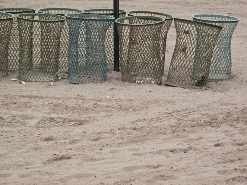 无人,横图,室外,白天,正面,旅游,度假,美景,沙滩,城市,纽约,美国,一排,许多,环保,整齐,并列,并排,沙子,海岸,景观,曼哈顿,垃圾桶,铁丝网,沙地,很多,娱乐,排列,自然,容器,享受,休闲,景色,放松,能源,储藏,垃圾箱,回收,资源,北美,北美洲,储存,队列,自然风光,美洲,平行,利用,低碳,循环,纽约州,帝国之州,帝国州,北亚美利加洲,亚美利加洲,持续,布鲁克林,科尼岛,铁蒺藜,康尼岛,布鲁克林区,海滩,彩图,贮存,曼哈顿岛