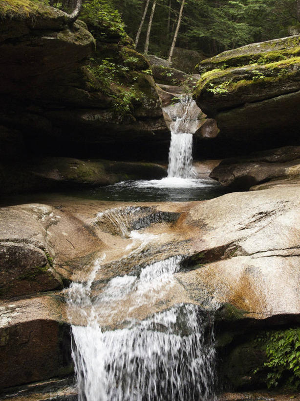 无人,竖图,室外,白天,正面,旅游,度假,草地,草坪,河流,石头,美景,瀑布,水,植物,美国,飞溅,溅,石子,液体,河水,景观,水滴,水流,娱乐,水珠,草,树,树木,绿色,自然,享受,休闲,景色,放松,生长,成长,北美,北美洲,喷洒,自然风光,美洲,新罕布什尔州,北亚美利加洲,亚美利加洲,新罕布什尔,新罕布夏州,花岗岩州,花冈岩之州,滑雪之州,白山山脉,跌水,石块,岩石,彩图