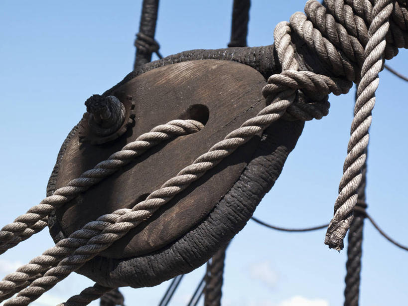 帆船,无人,横图,室外,特写,白天,仰视,船,静物,金属制品,阴影,光线,金属,影子,蓝色,蓝天,天空,阳光,绳子,交通工具,天,晴朗,绳索,绑扎,载具,万里无云,晴空,晴空万里,彩图,低角度拍摄