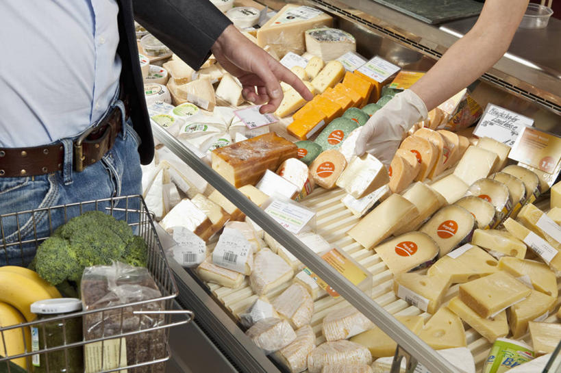 奶酪,西方人,手,两个人,店员,商店,站,横图,俯视,室内,白天,购物,消费,超市,香蕉,蔬菜,水果,购物车,欧洲,欧洲人,一辆,握,指,服装,裤子,新鲜,电器,花菜,花椰菜,西兰花,生食,干酪,起司,食品,果实,芝士,营养,拿,拿着,牛仔裤,休闲装,方向,蔬果,腰带,冷冻,顾客,冷柜,车,食物,衣服,手套,手推车,冷藏柜,手势,站着,营业员,休闲,手部,休闲服,乳酪,握着,金融,百货,服饰,有机食品,绿色食品,冷藏,储藏,冰柜,皮带,椰菜花,便利,乳制品,指向,食指,存放,载具,发酵,选购,贸易,百货公司,配饰,快捷,血拼,保鲜,方便,裤带,销售人员,主顾,寄存,寄放,暂存,甘蓝花,男人,男性,年轻女性,女人,女性,中年男性,白种人,售货员,超级市场,大卖场,甘蕉,站立,半身,彩图,高角度拍摄,购物商场,购物中心,商业中心,一次性手套