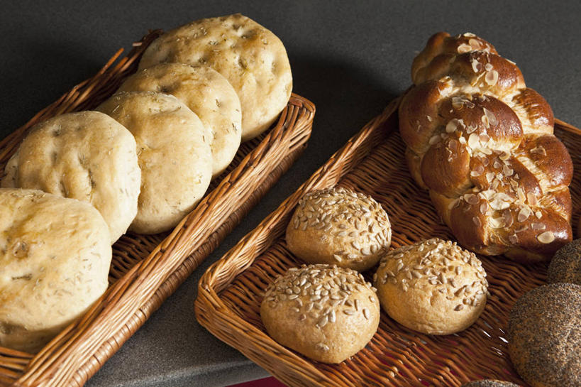 点心,面包,无人,商店,交叉,横图,俯视,室内,特写,白天,烹饪,西餐,竹子,许多,阴影,竹制,编织,反射,篮子,影子,三明治,料理,食品,面点,很多,商铺,菜肴,美食,食物,糕点,两个,竹篮,快餐,西式,佳肴,竹条,交织,竹制品,西式快餐,小圆面包,白面包,三文治,市肆,商号,穿插,面包店,佛卡夏,彩图,高角度拍摄,店铺,佛卡夏三明治