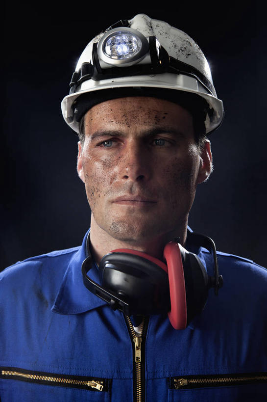 西方人,脸,头,脸颊,一个人,竖图,室内,特写,白天,正面,工作服,制服,安全,帽子,照明,欧洲,欧洲人,仅一个男性,仅一个人,仅一个中年男性,黑色背景,服装,头盔,灯光,防护,注视,肩膀,灯,衣服,蓝色,安全帽,灯具,观察,看,摄影,服饰,影棚,耳罩,观看,保护,照亮,察看,衣着,照明设备,穿着,关注,痛苦,保险,受伤,隔音,耳套,保全,周全,安稳,安定,耳护,工作制服,衣饰,平安,男人,男性,中年男性,白种人,头部,脸部,脸蛋,面部,半身,彩图,影棚拍摄,工作套服,拍摄,头灯