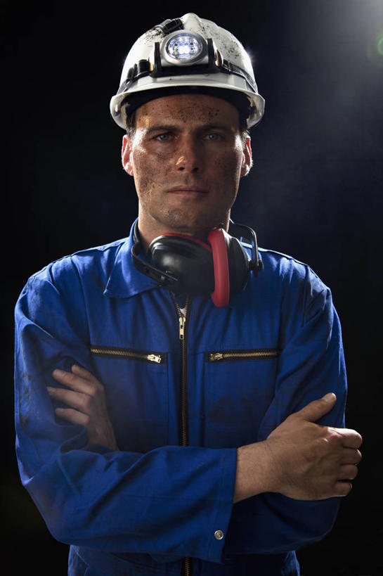 西方人,一个人,站,双手交叉,竖图,室内,白天,正面,工作服,制服,安全,帽子,照明,欧洲,欧洲人,仅一个男性,仅一个人,仅一个中年男性,黑色背景,服装,头盔,灯光,防护,注视,灯,衣服,蓝色,安全帽,灯具,观察,看,站着,摄影,服饰,影棚,耳罩,观看,保护,照亮,察看,双手抱胸,衣着,照明设备,穿着,关注,痛苦,保险,受伤,隔音,耳套,保全,周全,安稳,安定,耳护,工作制服,衣饰,平安,男人,男性,中年男性,白种人,站立,半身,彩图,影棚拍摄,工作套服,拍摄,头灯