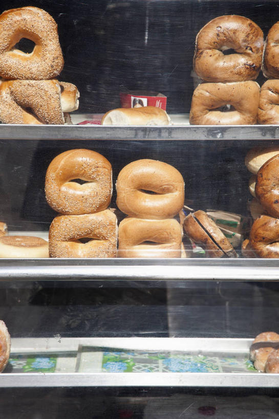 点心,面包,无人,商店,竖图,室外,特写,白天,正面,窗户,落地窗,橱窗,许多,食品,面点,很多,商铺,玻璃窗,食物,糕点,玻璃橱窗,市肆,商号,面包店,百吉饼,贝果面包,彩图,店铺