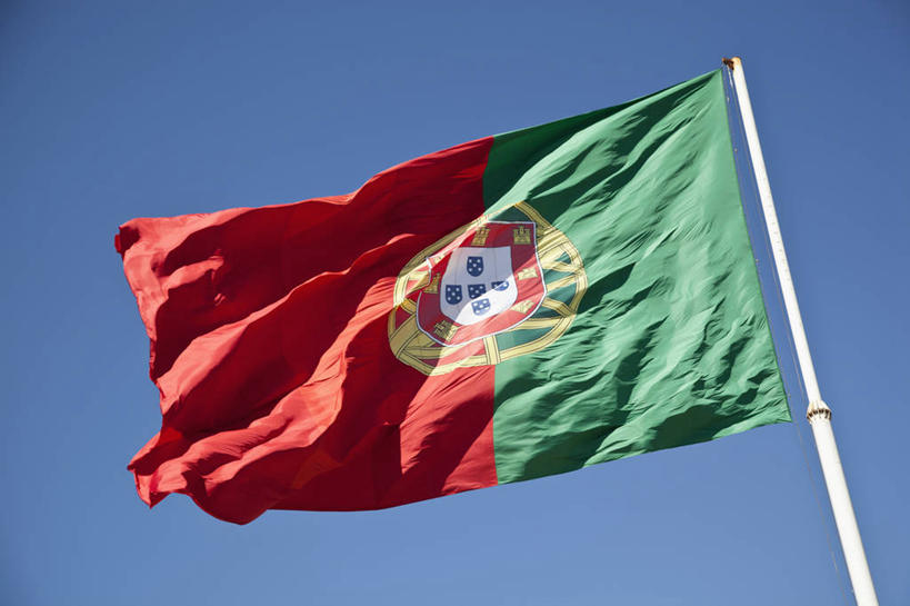 无人,横图,室外,特写,白天,仰视,静物,旗帜,国旗,一面,阴影,飘扬,光线,影子,红色,蓝色,绿色,蓝天,天空,阳光,天,晴朗,飘逸,飞扬,万里无云,葡萄牙国旗,旗,晴空,晴空万里,彩图,低角度拍摄