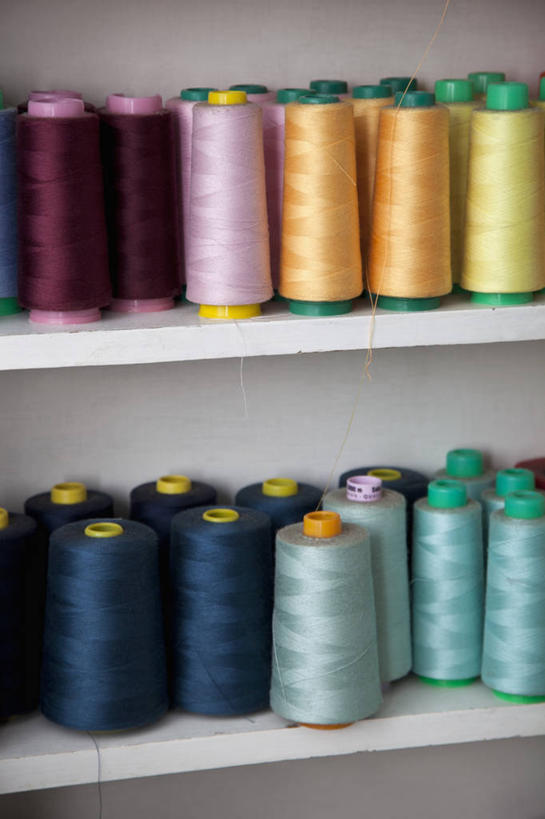 无人,竖图,彩色,室内,特写,白天,正面,静物,阴影,环绕,缠绕,反射,线,影子,置物架,架子,五颜六色,色彩斑斓,陈列架,纠缠,五彩缤纷,棉线,线轴,五彩斑斓,搁架,五光十色,彩图