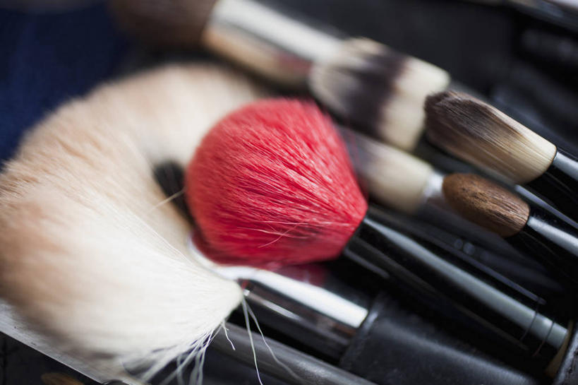 无人,横图,室内,特写,白天,正面,静物,一排,许多,阴影,朦胧,模糊,整齐,反射,影子,排列,化妆刷,刷子,腮红刷,美容工具,队列,彩妆刷,化妆工具,胭脂刷,彩图