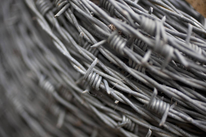 无人,横图,俯视,室外,特写,白天,静物,金属制品,阴影,朦胧,模糊,光线,金属,影子,铁丝网,阳光,锋利,尖锐,尖利,犀利,铁蒺藜,彩图,高角度拍摄