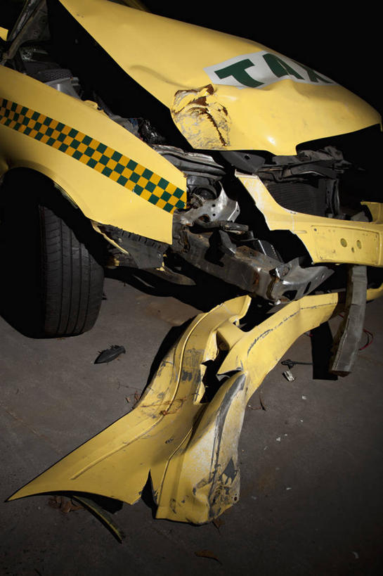 无人,竖图,室外,夜晚,正面,安全,出租车,汽车,一辆,英文,标志,文字,字符,字母,防护,标识,车,交通工具,轿车,英文字母,保护,灾难,载具,的士,保险,计程车,车祸,保全,周全,安稳,安定,平安,危险,彩图,汽车保险杠,保险杠