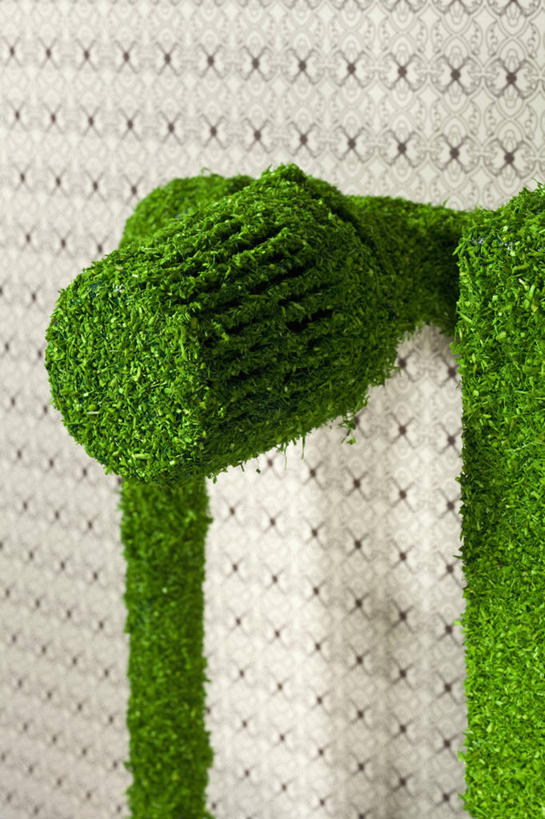 无人,竖图,室内,特写,白天,正面,草地,草坪,植物,阴影,环保,反射,影子,墙,墙壁,墙面,草,绿色,能源,散热,回收,资源,利用,低碳,循环,持续,彩图,散热器