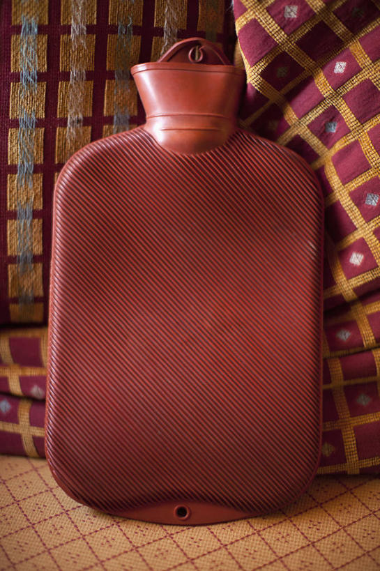 无人,竖图,室内,特写,白天,正面,靠垫,静物,袋子,阴影,反射,影子,靠枕,一个,红色,容器,垫子,枕头,橡胶,单个,储藏,热水袋,储存,橡胶制品,暖水袋,彩图,贮存