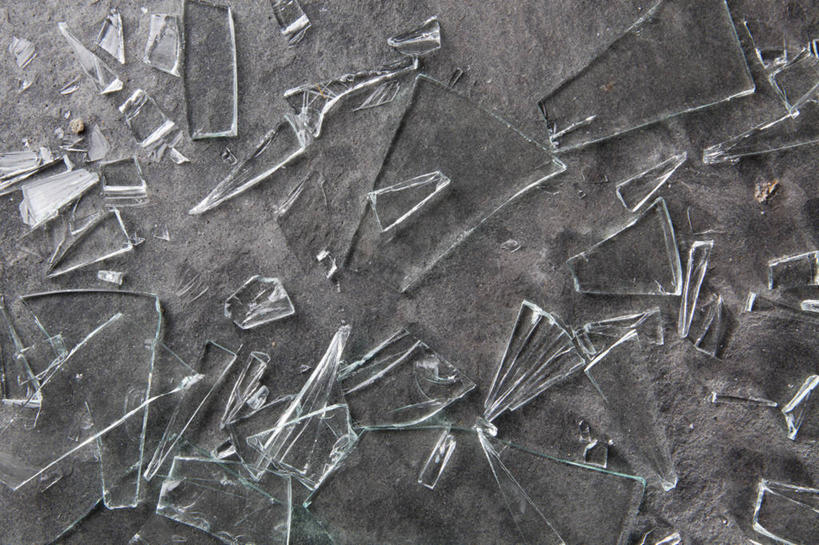 无人,横图,俯视,室外,特写,白天,玻璃,许多,阴影,反射,影子,破坏,破损,玻璃制品,排列,摆列,彩图,高角度拍摄,布列,分列