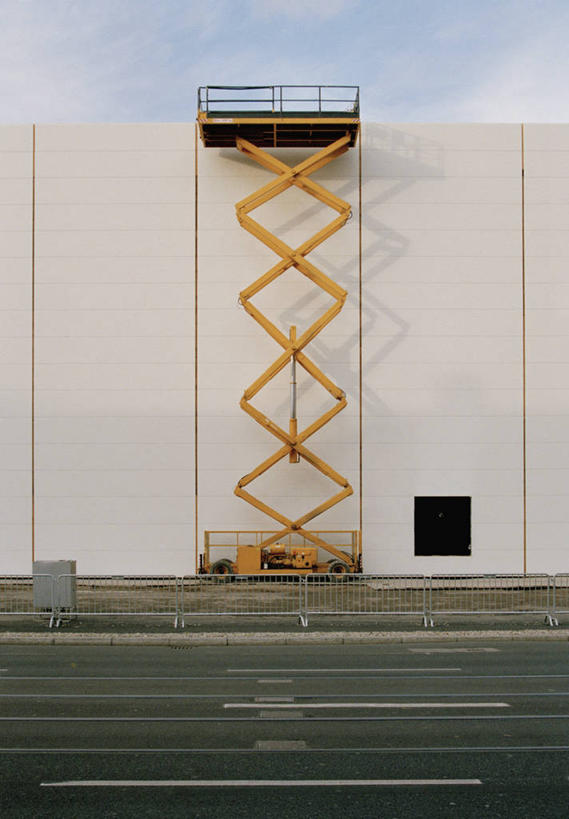 无人,栏杆,竖图,室外,白天,正面,度假,美景,城市风光,城市,道路,路,公路,德国,欧洲,阴影,光线,影子,墙,景观,云,云朵,围栏,交通,首都,云彩,娱乐,护栏,柏林,墙壁,墙面,黄色,蓝色,白云,蓝天,天空,阳光,天,享受,休闲,景色,放松,晴朗,西欧,德意志联邦共和国,柏林州,升降机,晴空,马路,彩图,升降平台,升降台