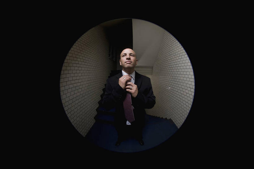 西方人,一个人,商务人士,商务男性,站,横图,室内,白天,正面,衬衫,欧洲,欧洲人,仅一个男性,仅一个人,握,阴影,黑色背景,套装,反射,影子,墙,领带,注视,墙壁,墙面,仅一个年轻男性,观察,看,站着,握着,观看,整理,察看,象征,庄重,关注,商务装,身份,工薪阶层,猫眼,正式,地位,男人,男性,年轻男性,白种人,白领,上班族,站立,半身,彩图,衬衣,门镜