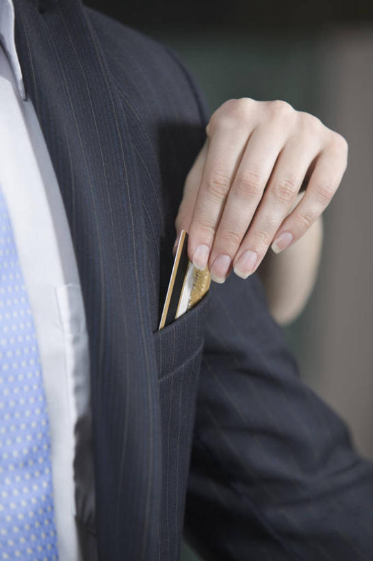 西方人,手,两个人,商务人士,商务男性,站,竖图,室内,特写,白天,正面,衬衫,信用卡,欧洲,欧洲人,阴影,套装,反射,影子,领带,一个,站着,手部,卡,储蓄卡,单个,单手,犯罪,象征,庄重,商务装,身份,盗窃,偷窃,工薪阶层,正式,地位,小偷,窃贼,盗贼,贼,偷盗,银行卡,男人,男性,年轻女性,女人,女性,中年男性,白种人,白领,上班族,站立,半身,彩图,衬衣