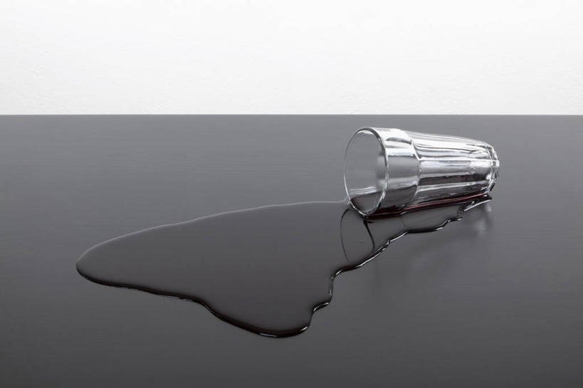 无人,横图,室内,特写,白天,白色背景,正面,水,餐桌,桌子,杯子,阴影,反射,液体,影子,水滴,洒,玻璃制品,水杯,摄影,肮脏,影棚,餐台,邋遢,龌龊,污秽,玻璃杯,撒,彩图,影棚拍摄,拍摄