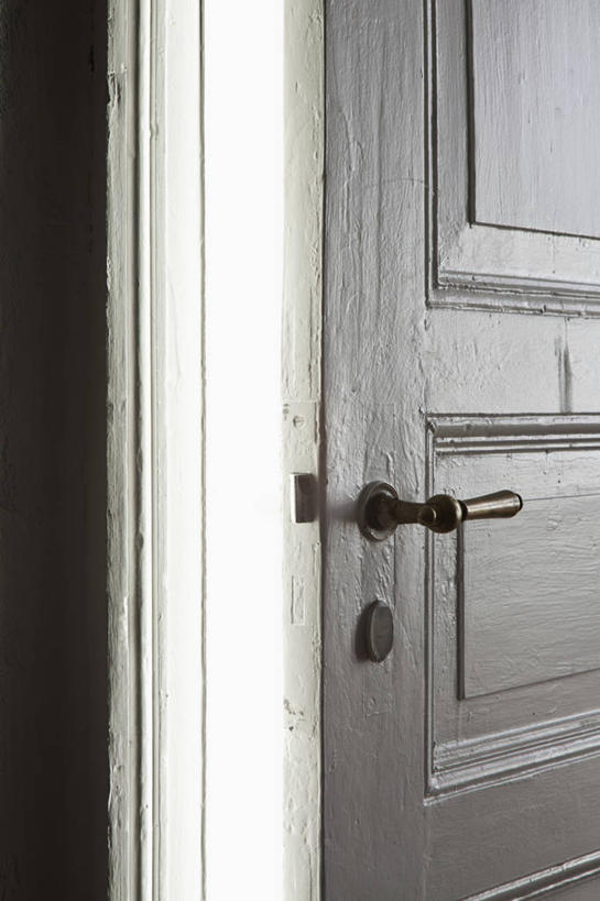 无人,竖图,室内,特写,白天,正面,门,静物,阴影,反射,影子,墙,墙壁,墙面,把手,门把手,门框,门把,拉手,彩图
