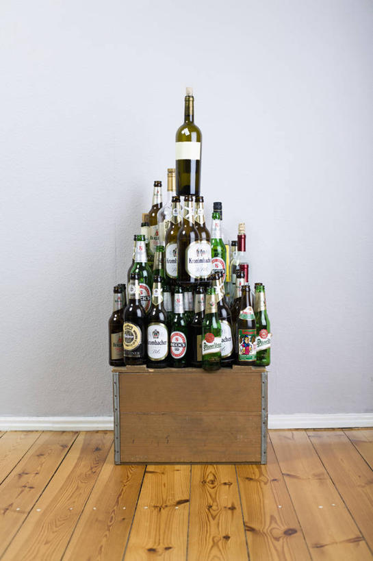 无人,竖图,室内,白天,白色背景,正面,地板,一堆,许多,阴影,堆叠,堆积,反射,影子,墙,地面,木地板,墙壁,墙面,玻璃制品,酒瓶,白色,玻璃瓶,瓶子,啤酒瓶,堆,彩图