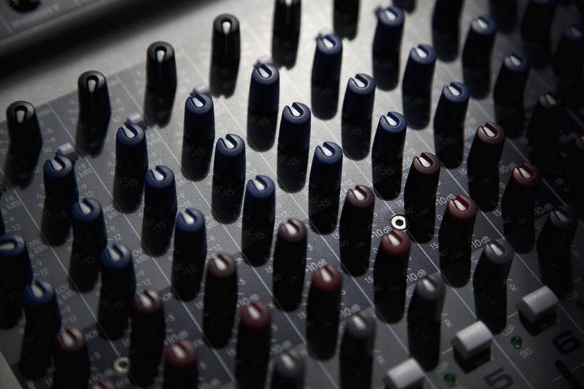 无人,横图,俯视,室内,特写,白天,零件,电路,静物,一排,许多,关闭,阴影,整齐,并列,并排,反射,影子,加工,开关,排列,按钮,打开,放大,修饰,混合,播音,开启,队列,广播,调音台,分配,平行,闭合,录影棚,调音控制台,彩图,高角度拍摄