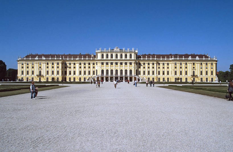 西方人,走,横图,室外,白天,正面,仰视,旅游,度假,草地,草坪,植物,窗户,标志建筑,地标,建筑,奥地利,欧洲,维也纳,欧洲人,一排,许多,行人,游客,游人,服装,整齐,并列,并排,首都,许多人,注视,休闲装,娱乐,建设,路人,旅客,玻璃窗,草,排列,衣服,蓝色,绿色,蓝天,天空,天,观察,看,一群人,享受,休闲,休闲服,旅游胜地,放松,服饰,晴朗,观看,察看,队列,关注,平行,中欧,万里无云,奥地利共和国,舍恩布龙宫,过客,美泉宫,男人,男性,年轻男性,年轻女性,女人,女性,白种人,晴空,晴空万里,步行,散步,走路,彩图,低角度拍摄,全身