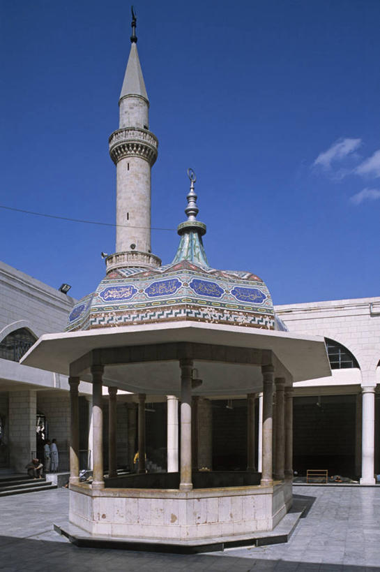 无人,栏杆,竖图,室外,白天,仰视,旅游,度假,标志建筑,地标,建筑,约旦,亚洲,阴影,节日,高大,光线,影子,柱子,云,云朵,围栏,塔,首都,宏伟,云彩,文化,娱乐,建设,护栏,蓝色,白云,蓝天,天空,阳光,天,祈祷,享受,休闲,健康,旅游胜地,放松,许愿,宗教,信仰,晴朗,纪念,祈求,伊斯兰教,清真寺,西亚,安曼,约旦哈希姆王国,高峻,嵬峨,平安,晴空,彩图,低角度拍摄