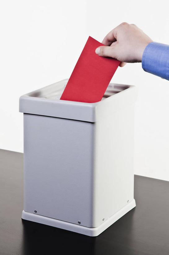 西方人,手,一个人,商务人士,商务男性,竖图,室内,特写,白天,白色背景,正面,衬衫,桌面,桌子,欧洲,欧洲人,仅一个男性,仅一个人,一张,握,套装,木制,材料,档案,文件,纸,拿,拿着,仅一个年轻男性,一个,红色,白色,木制品,容器,手稿,箱子,资料,手部,握着,摄影,影棚,单个,储藏,单手,证明,选票,储存,文档,商务装,工薪阶层,投票箱,票子,男人,男性,年轻男性,白种人,白领,上班族,半身,彩图,影棚拍摄,衬衣,拍摄,贮存,投票