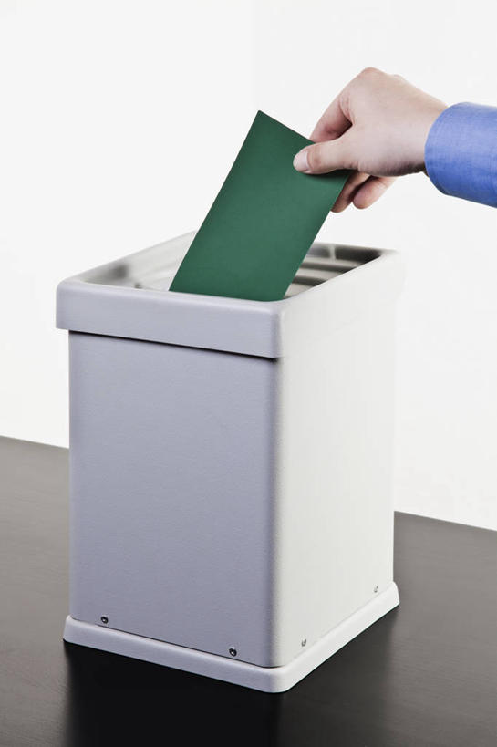 西方人,手,一个人,商务人士,商务男性,竖图,室内,特写,白天,白色背景,正面,衬衫,桌面,桌子,欧洲,欧洲人,仅一个男性,仅一个人,一张,握,套装,木制,材料,档案,文件,纸,拿,拿着,仅一个年轻男性,一个,绿色,白色,木制品,容器,手稿,箱子,资料,手部,握着,摄影,影棚,单个,储藏,单手,证明,选票,储存,文档,商务装,工薪阶层,投票箱,票子,男人,男性,年轻男性,白种人,白领,上班族,半身,彩图,影棚拍摄,衬衣,拍摄,贮存,投票