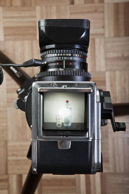 无人,竖图,俯视,室内,特写,白天,地板,静物,相机,阴影,朦胧,模糊,反射,影子,地面,木地板,一个,拍照,摄影,单个,支撑,三脚架,稳定,巩固,照相机,彩图,高角度拍摄,照相,传统相机,胶片相机,稳固